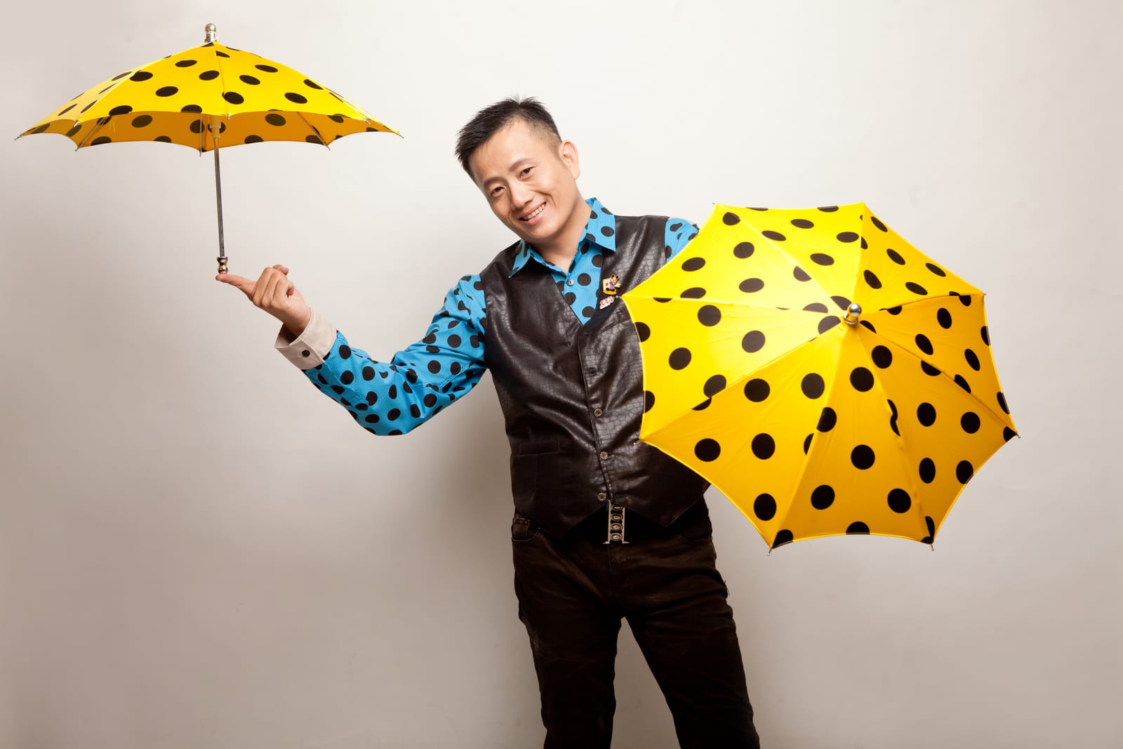 Sam Kwee performing magic